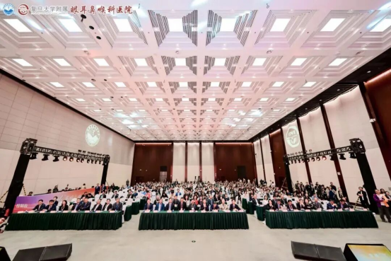 杨亮院长受邀出席 2026「光明之路・五官健康」大会,授予全飞秒SMILE pro手术“全国带教专家”!